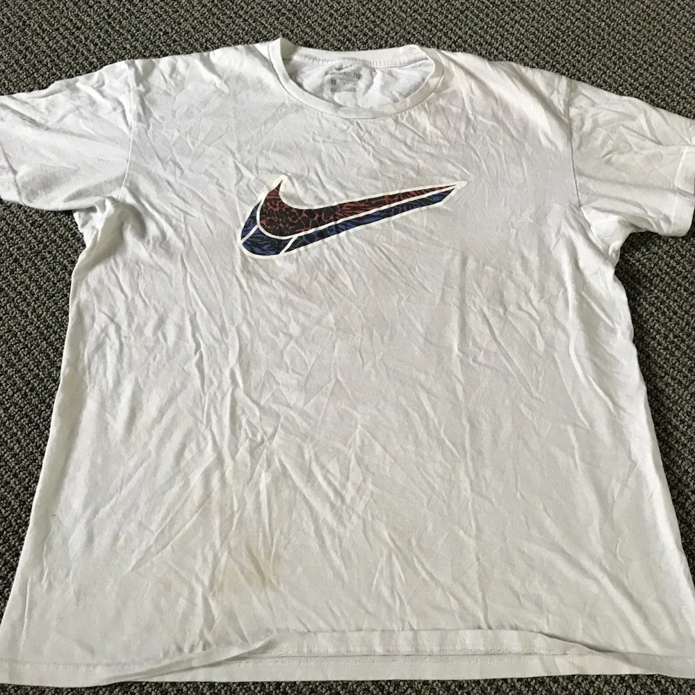 Nike Adult Large White Swoosh Graphic Tee